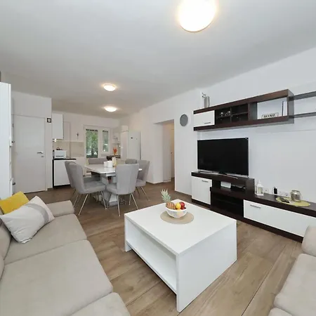 Linden Apartment